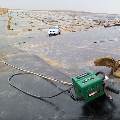 1.5mm HDPE Geomembrane voor kunstmatige Lake Landscape River Levee Channel Onsite Training