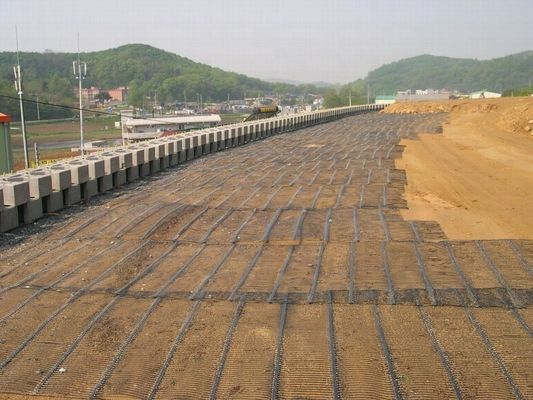 120KN HDPE Plastic Uniaxial Geogrid voor geosynthetische stabilisatie 50m rollengte