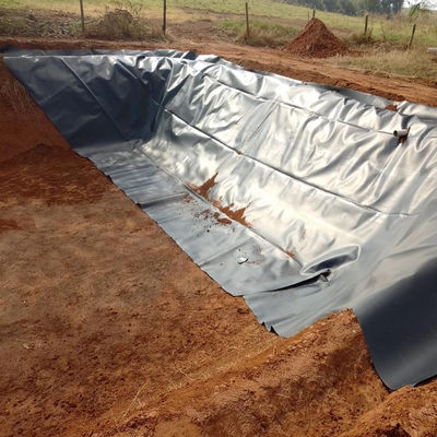 GB/ASTM GRI-GM13 Geomembraan van standaard HDPE voor waterdichtheid van visvijvers en stortplaatsen