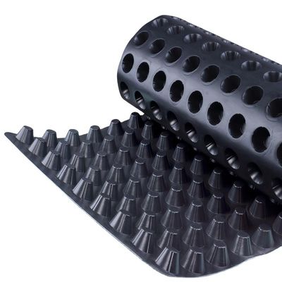 Hoogte 60 mm HDPE-drenageplank met plasticscherpen voor golfbaan- en dakwaterdichtheid