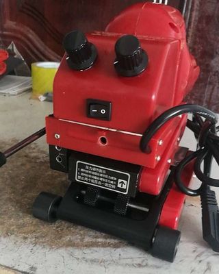Verslaafde en 0,85kW roodzwarte HDPE membraansweismachine voor het lassen van plastische geomembranen